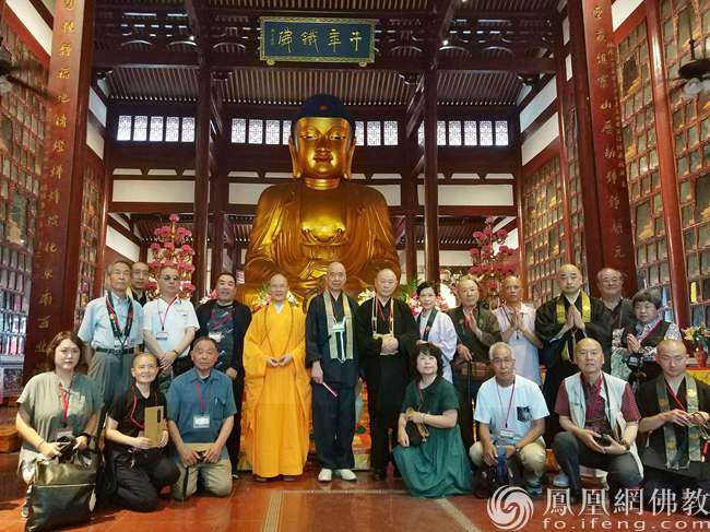 福州开元寺方丈本性禅师与添田隆昭长老一行合影留念(图片来源:凤凰网佛教 摄影:陈永迁)