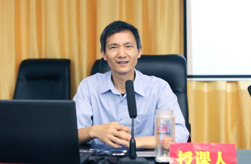 图片说明:万飞做反家暴培训