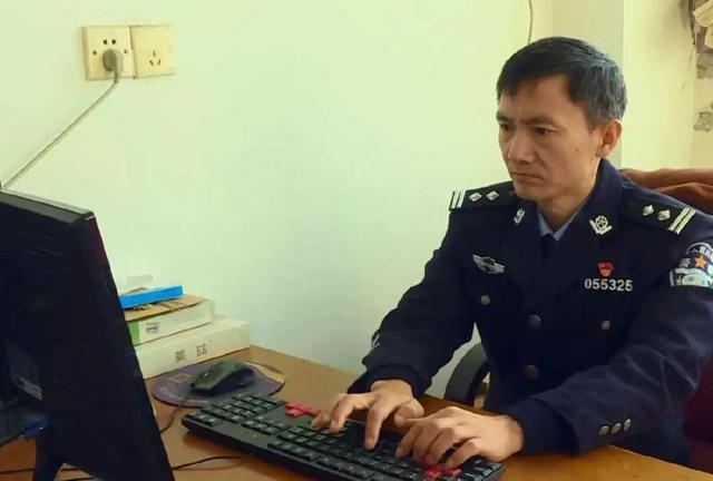 图片说明:工作中的万飞