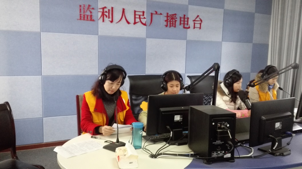 图片说明:“万家无暴”志愿者通过广播讲座倡导非暴力沟通,建设和谐家庭