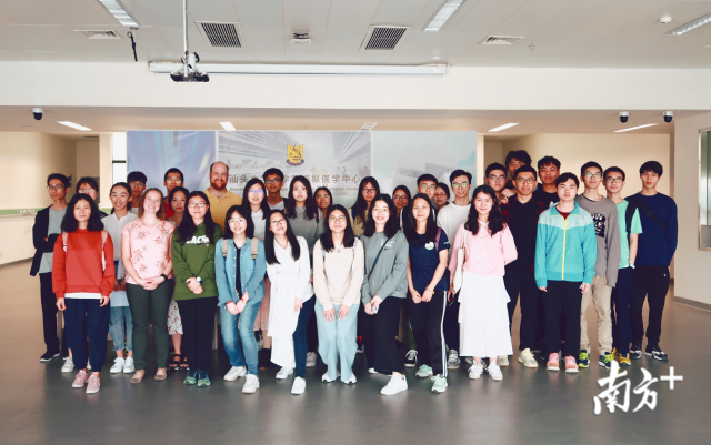 医工系师生于医学院教学中心模拟教学中心合影。