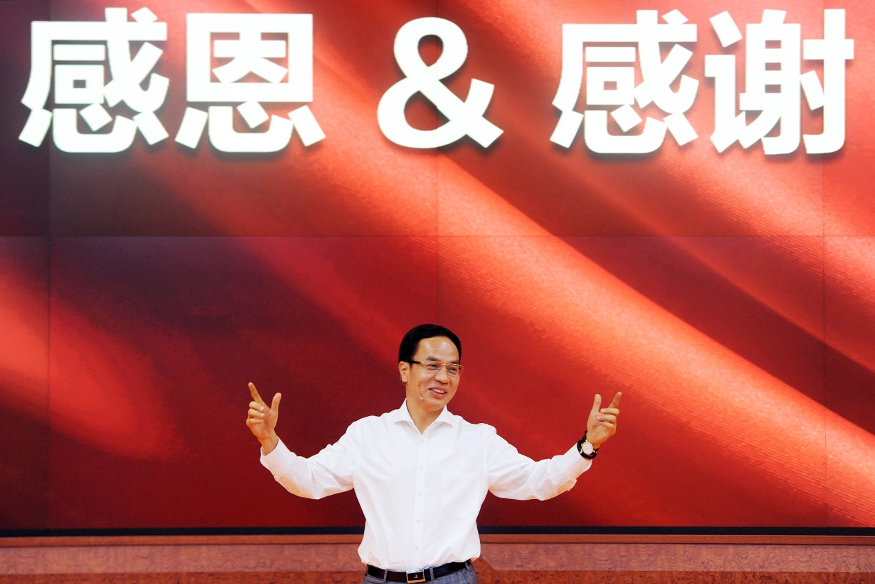 在天堂和地狱之间奋战中国首富李河君的创新执念