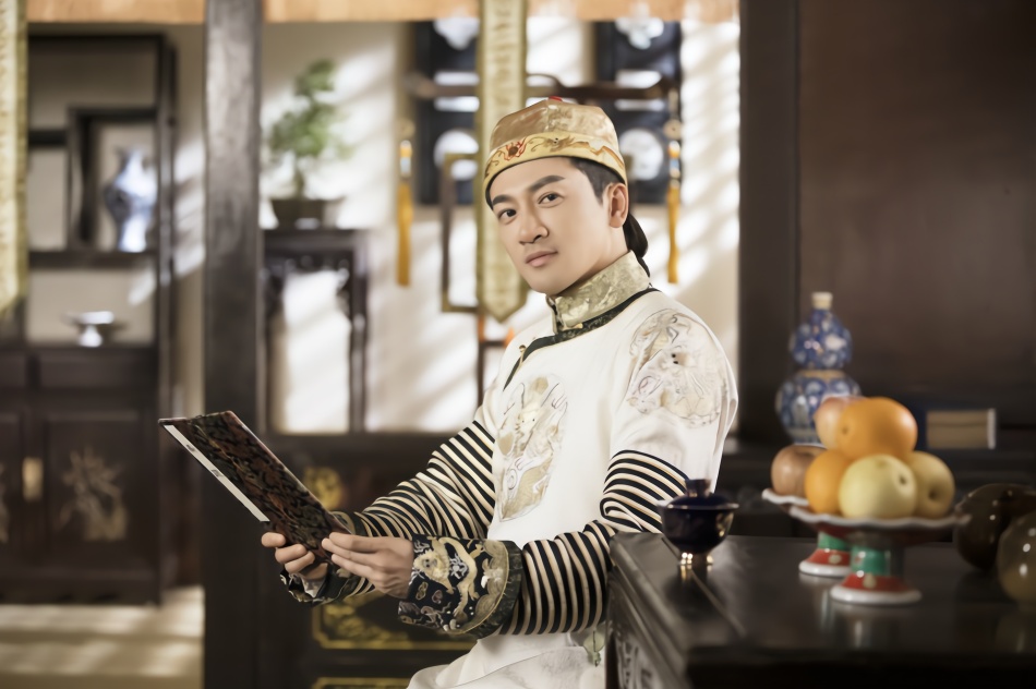 五阿哥回来了苏有朋穿古装品茶看奏折