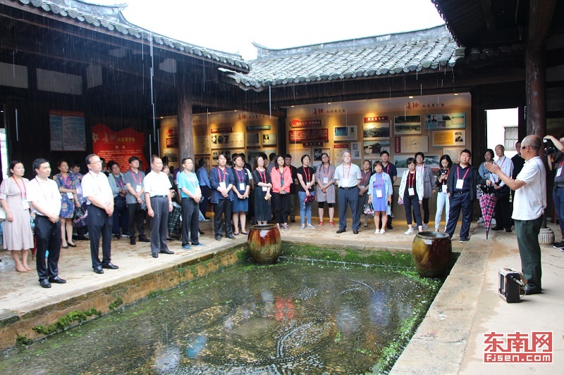 在观寿公祠,听讲解员钟鸣说松毛岭保卫战的历史。东南网记者卢金福 摄