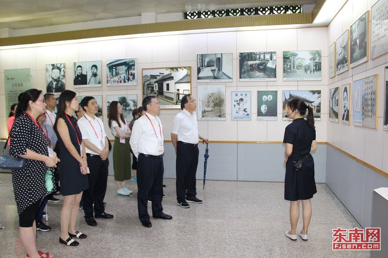 代表团在瞿秋白纪念馆参观