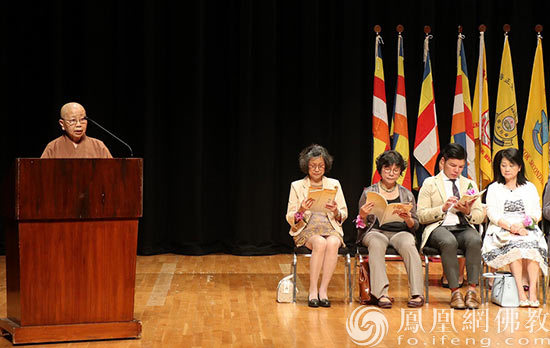 香海正觉莲社第一副社长果德法师致欢迎辞(图片来源:凤凰网佛教 摄影:罗孙可)