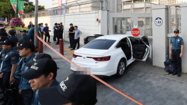 现场：男子驾车猛撞美驻韩使馆 车内装20个瓦斯罐