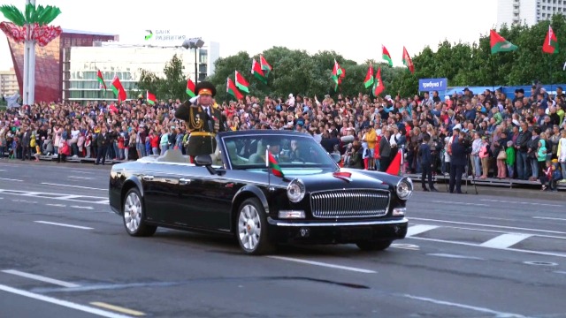 国防部长乘坐中国产红旗轿车检阅部队！白俄罗斯举行阅兵式