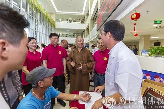 扶贫义诊活动现场（图片来源：凤凰网佛教 摄影：姚文海/陈鹏程）