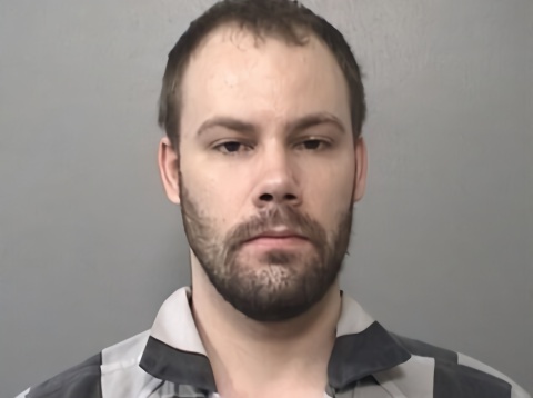 法官宣布判决结果后 罪犯父亲向章莹颖父母鞠躬10秒