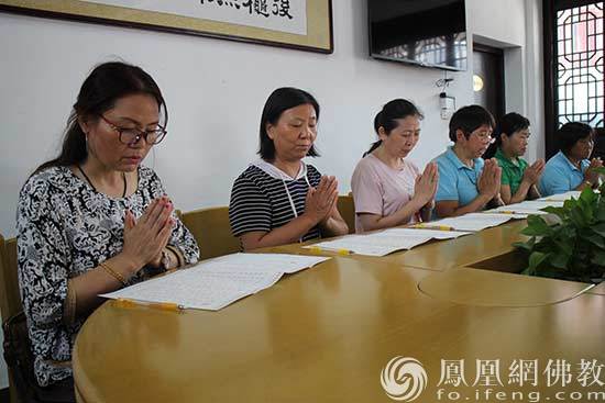 扬州文峰寺善信抄经前沐手合掌念诵《心经》(图片来源:凤凰网佛教 摄影:邵卓)