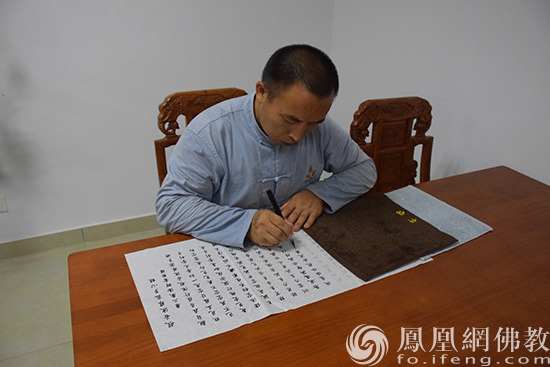 建宗居士:抄《心经》让人获得真正的宁静和自在(图片来源:凤凰网佛教 摄影:江苏东台弥陀寺)