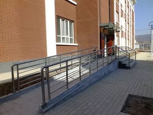 台阶,人行道尽头,公交站台等缺乏方便轮椅使用者使用的缘石坡道