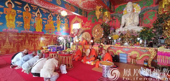 供养僧团仪式(图片来源:凤凰网佛教 摄影:临沧金龙寺)