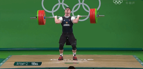 举重挺举赛场出现意外 选手手臂脱臼撕心裂肺惨叫