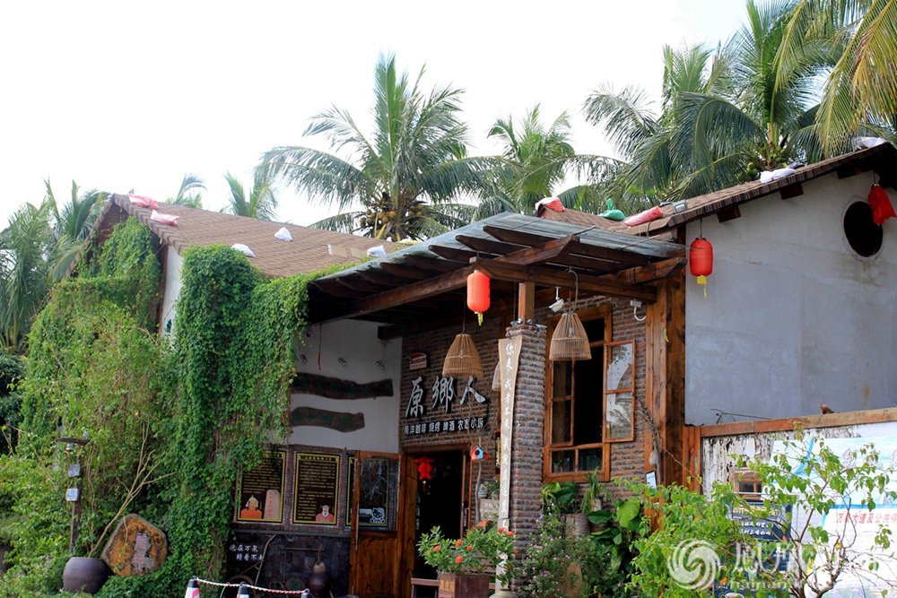 泉镇文曲河边有一间古色古香的咖啡屋,取名"原乡人.