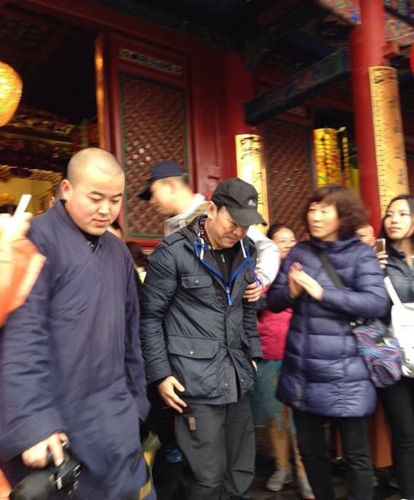 李连杰53岁生日上五台山点灯拜佛 衣着朴素