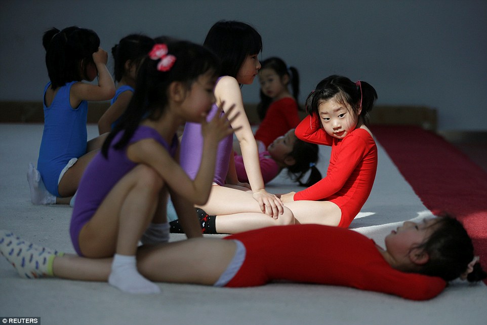 练习体操的小女孩正在压腿