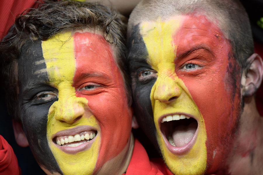 看台最美的笑容只为足球而欢呼