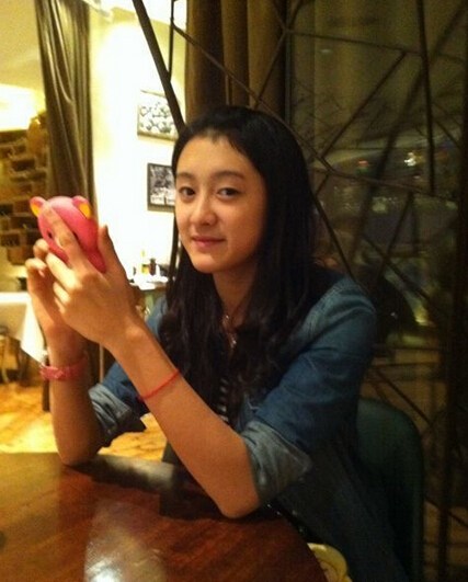 小g娜疑整容前旧照曝光 大眼可爱撞脸赵丽颖