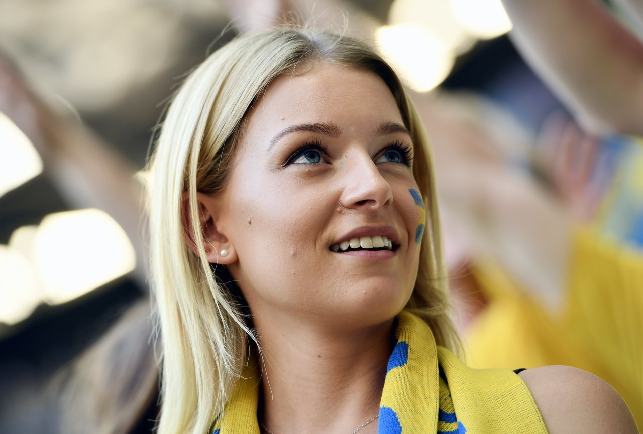 她是瑞典球迷 场外被俩比利时球迷亲了