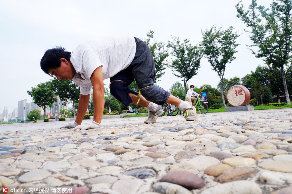 年06月27日,安徽省淮北市,清晨的阳光暖暖地照在桓谭公园的一块空地上