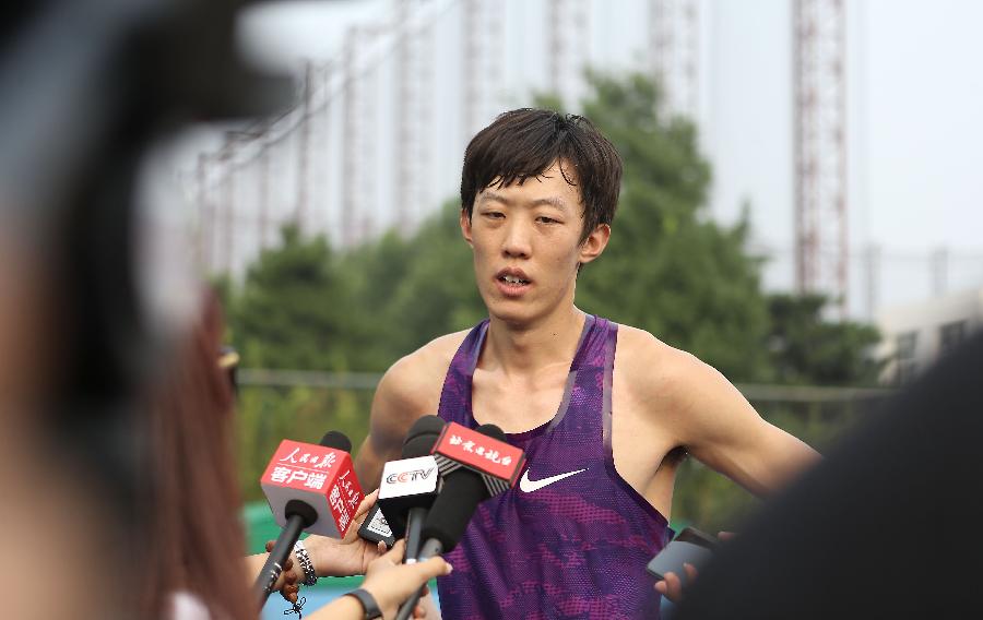张国伟2米28夺冠 双手捶打胸口发泄