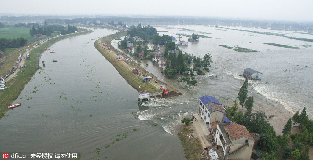 消息,湖南省华容县华容河治河度镇河段,7月10日11时左右发生堤坝决口