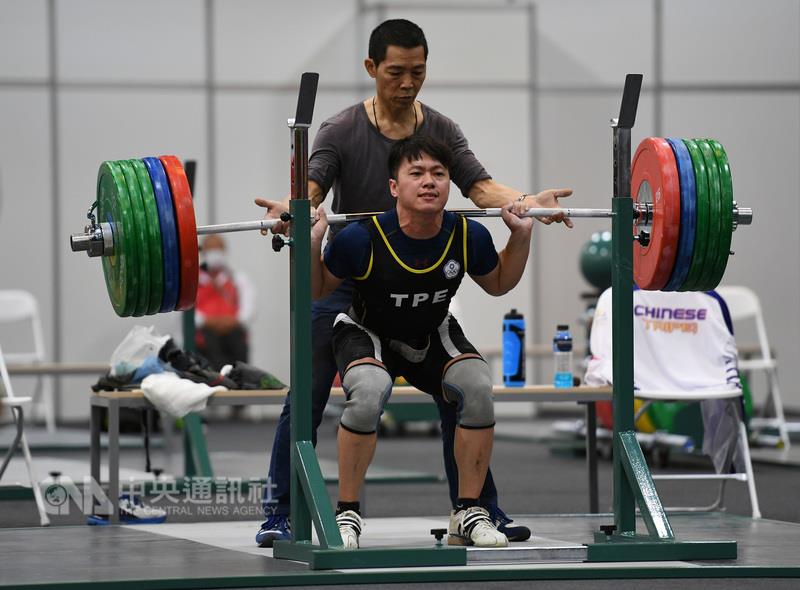 中华台北举重名将林子琦进行训练(图片来源:"中央社")