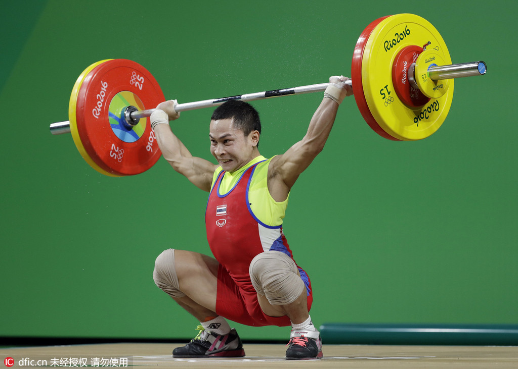 泰国举重选手激情四射赛场上打起泰拳