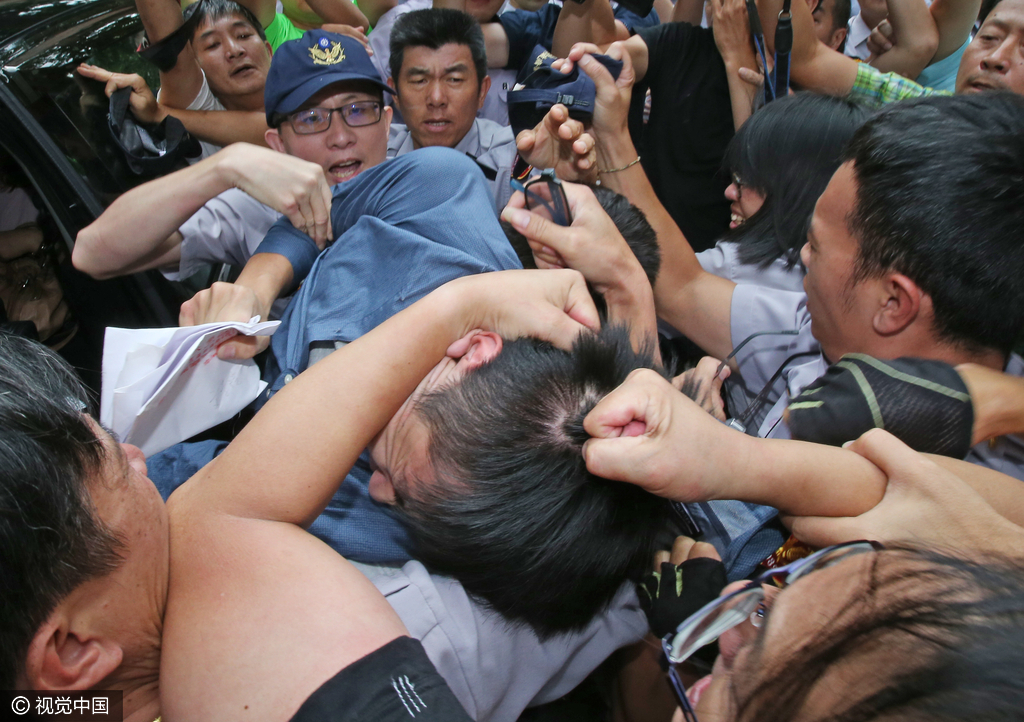 虐猫男子出庭被暴打 称控制不住虐猫冲动