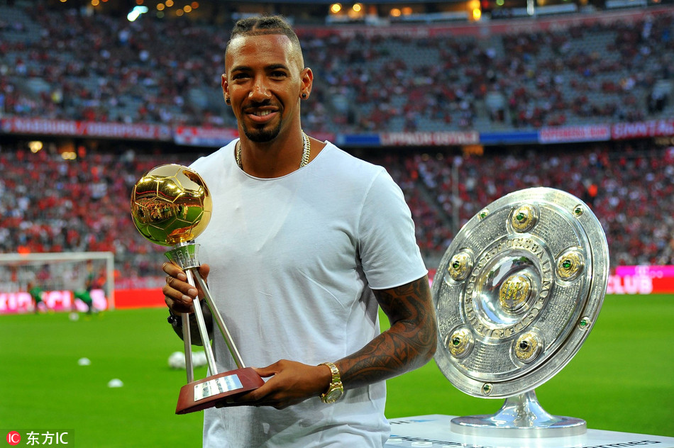 博阿滕荣获2016年德国足球先生,赛前领取奖杯.