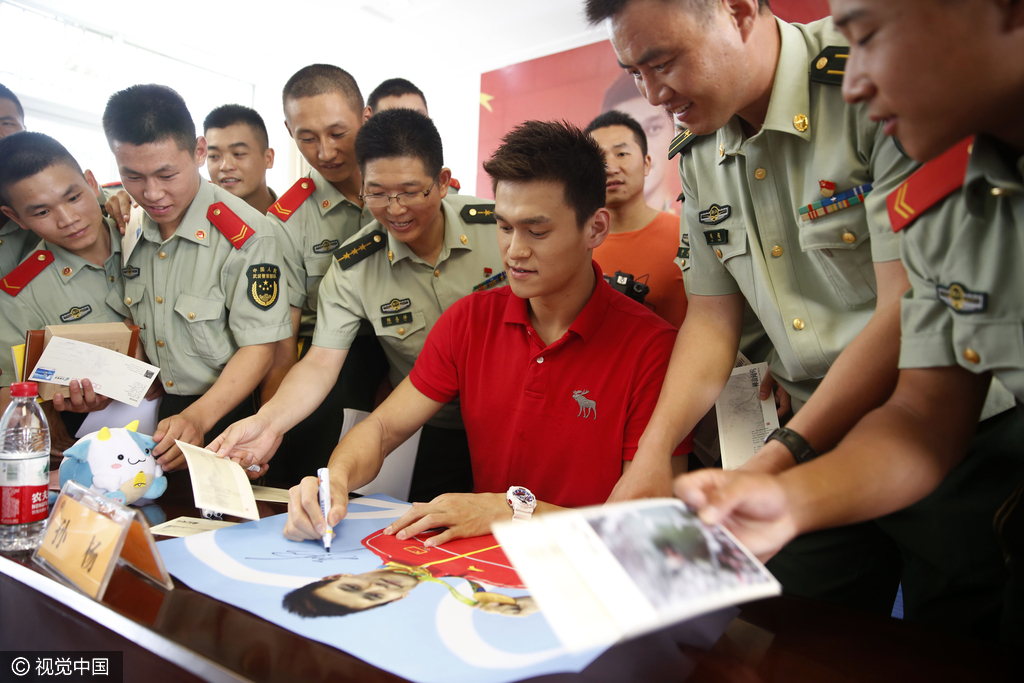 孙杨探访武警变导师 签名合影忙不停
