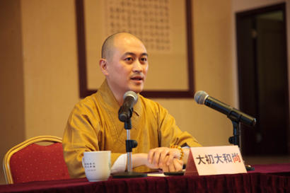 大初法师开示解答晚上,营员们进行了形式丰富的"破冰活动",进一步增进