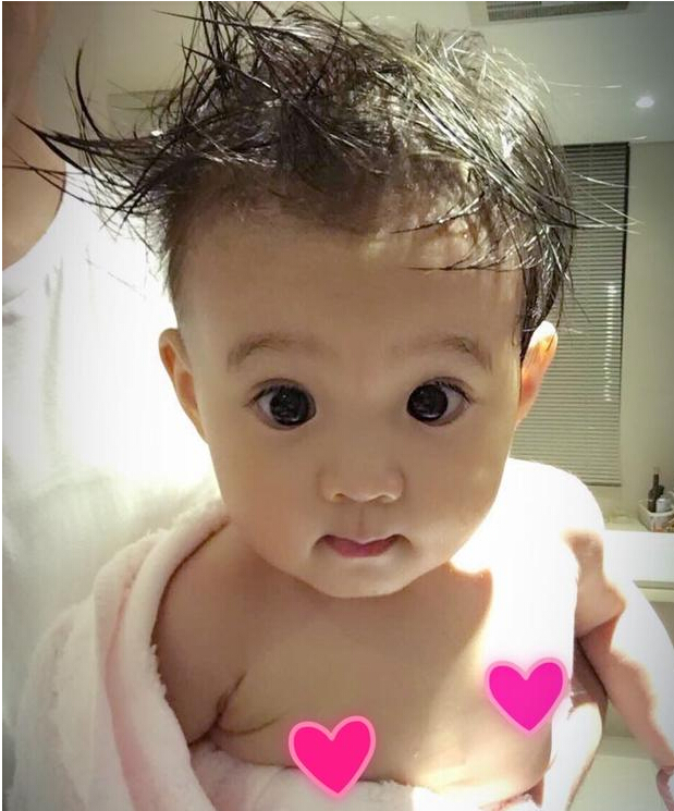 贾静雯晒女儿呆萌洗澡照 没想到抢镜的却是…(图)|贾静雯|咘咘_凤凰