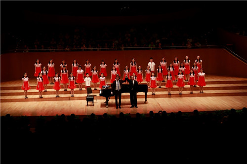 亚龙和小荧星合唱团合作《天路》