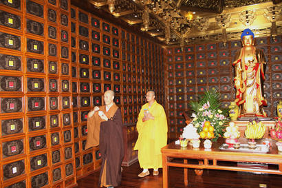 广州市大佛寺僧俗大众赴佛世山庄秋季祭祖