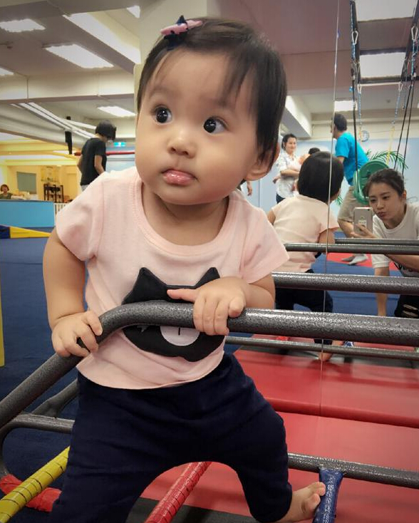 贾静雯晒女儿呆萌洗澡照 没想到抢镜的却是…(图)