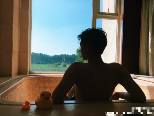 李易峰发福利晒半裸出浴照网友有本事你转过来