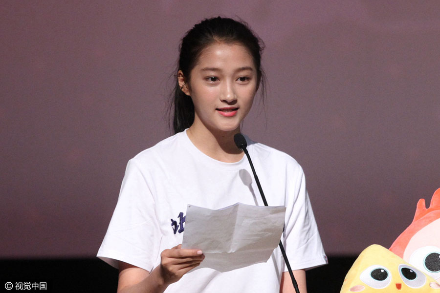 北影开学典礼关晓彤代表新生发言 白t配马尾青春靓丽