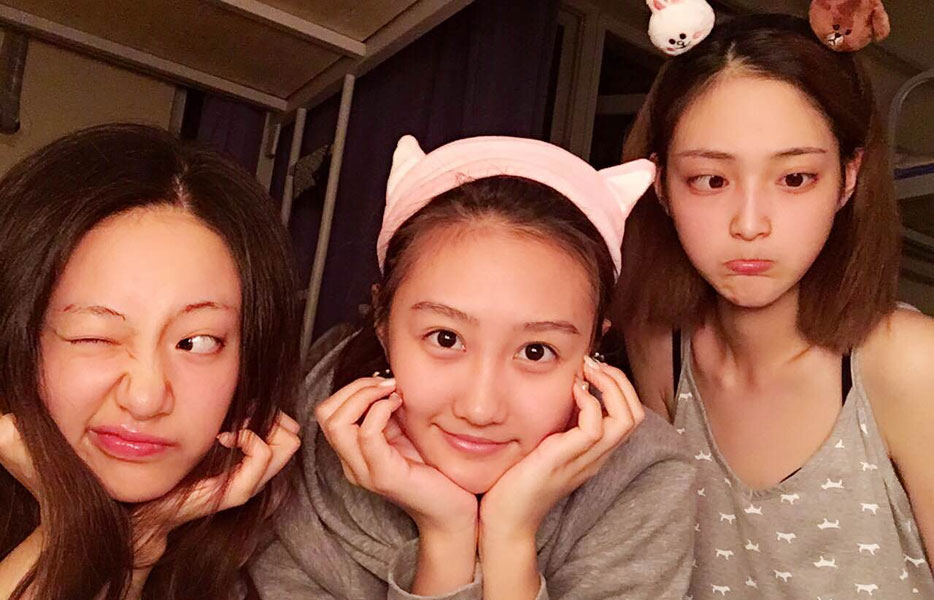 关晓彤室友晒寝室生活照个个都是大长腿高颜值美女