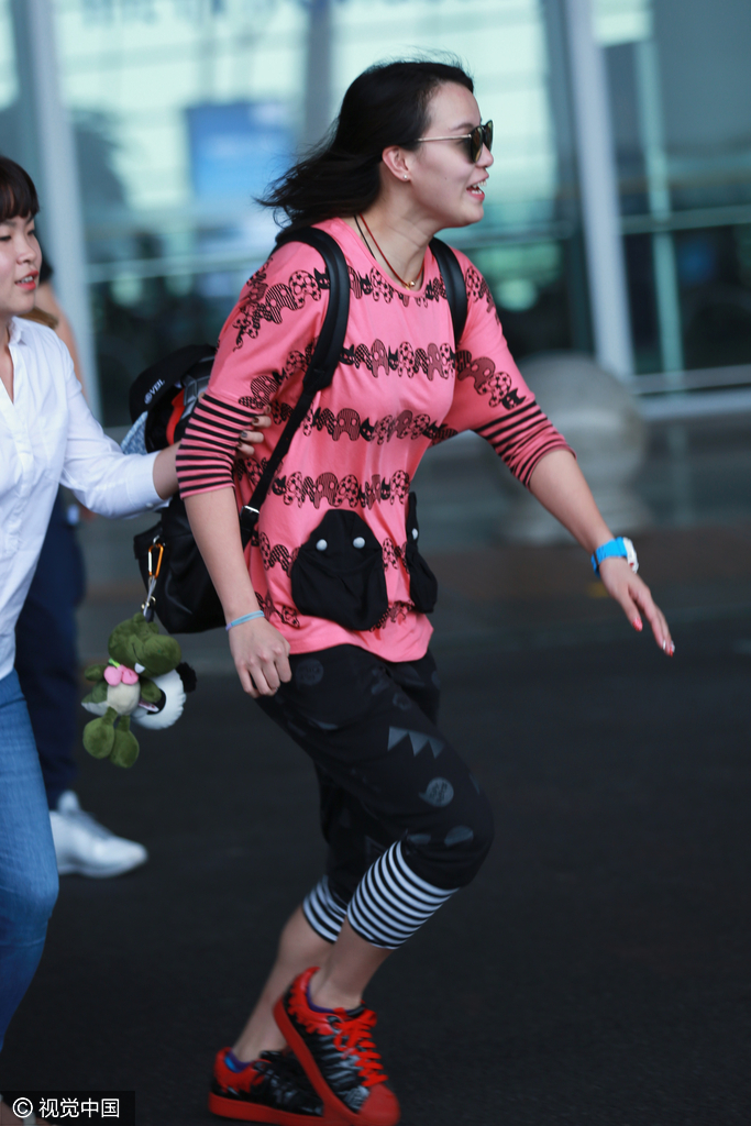 傅园慧与粉丝玩自拍 表情包再现萌萌哒