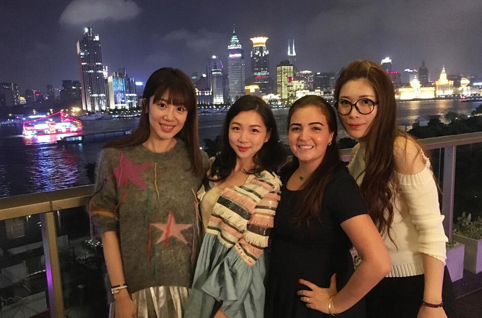 恒大上港太太团同框,依次为郜林太太,孙祥太太,孔卡太太和颜骏凌太太