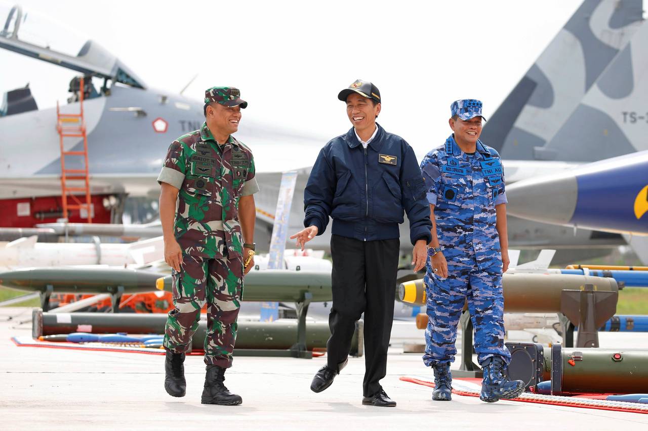 印尼总统佐科6日视察空军