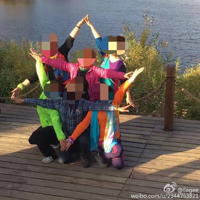 老阿姨拍照比你们凹出来的pose高到不知道哪里去了,没有多年广场舞的