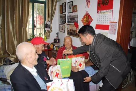 聚大爱 行大善 南农食品重阳节慰问抗战老兵