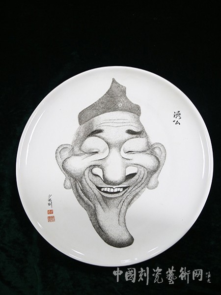 山东淄博老年刻瓷艺术蓬勃发展 作品创新惊艳