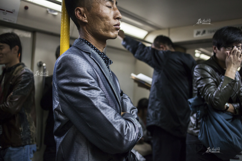 北京生活的压力和节奏是小城市里的人很难想象的,在北京地铁,你随时都