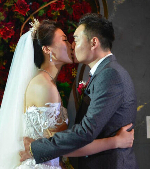 奥运冠军许安琪大婚 惠若琪变身超美伴娘