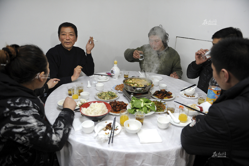 潘春天的父亲说他这几年一直在合肥,和来自亳州的残疾人王翔一道流浪